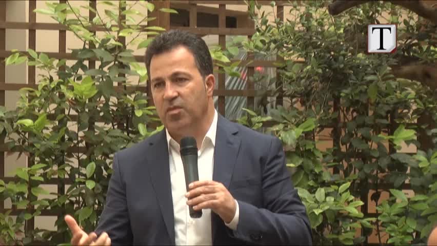 Grante në bujqësi, sipërmarrësi nga Leskoviku ndal ministrin (VIDEO)