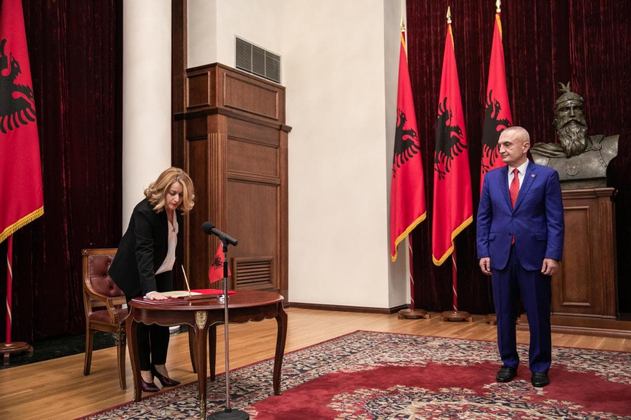 Elsa Toska, Marsida Xhaferllari dhe Fiona Papajorgji betohen para presidentit/ Zyrtarisht anëtarë të Gjykatës Kushtetuese