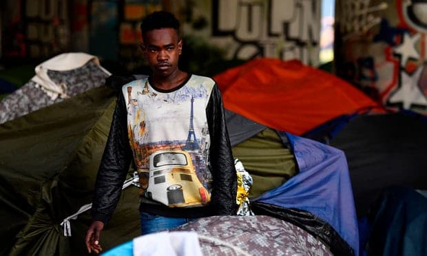 Policia franceze shkatërron kampin e improvizuar të emigrantëve në Paris (VIDEO+FOTO)