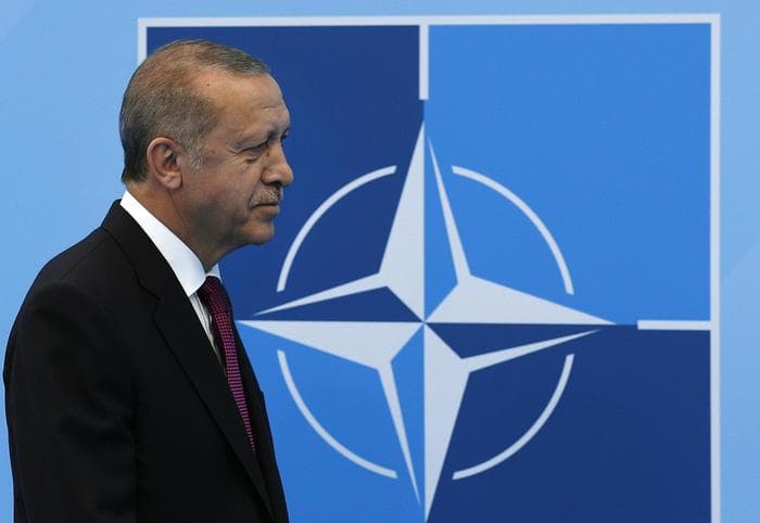 Erdogani nuk ndalet, “gllabëron” edhe teatrin