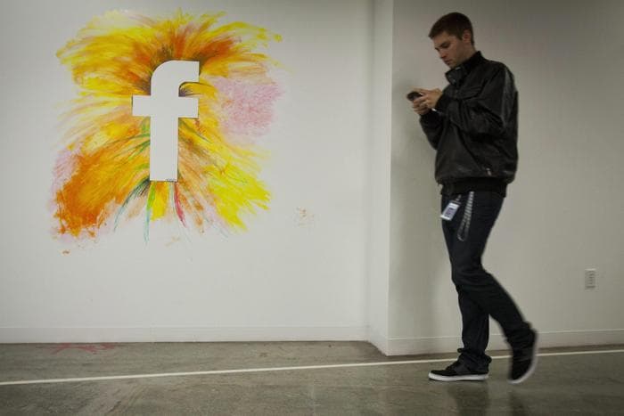 Si në bunker, punonjësit e Facebook-ut u kthehen celularëve të vjetër