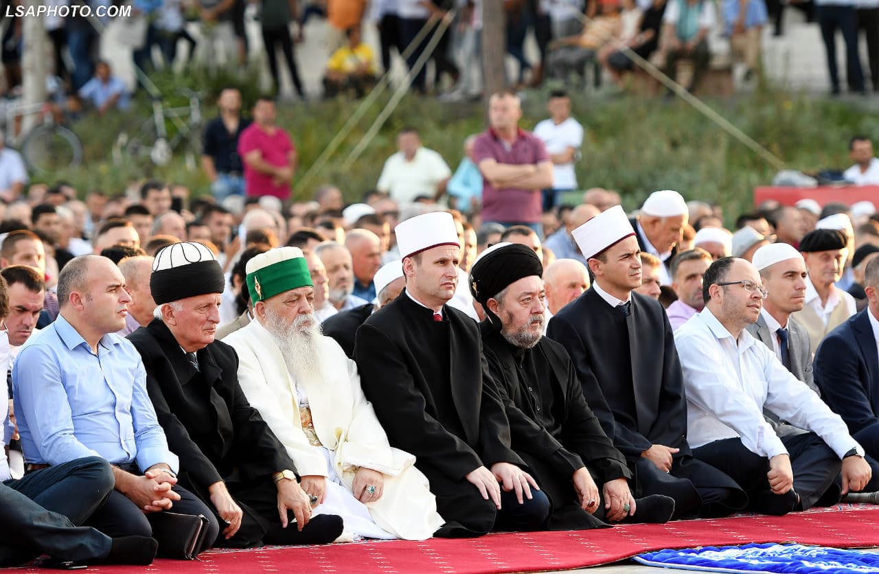 Shqiptarët festojnë Kurban Bajramin/ Urojnë politikanët (FOTO/VIDEO)