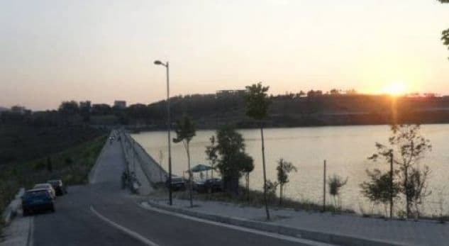 E rëndë në Tiranë, 12-vjeçari mbytet në liqenin e Farkës