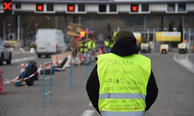 Francë, shoferi humb jetën në aksident, pasi jelekët e verdhë bllokuan rrethrrotullimin