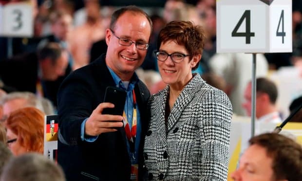 Annegret Kramp-Karrenbauer është pasardhësja e Merkelit në krye të CDU-së