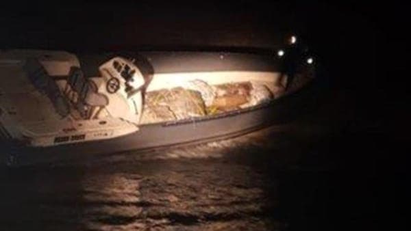 Skafistët vlonjatë braktisini gomonen me 885 kg hashash, por arrestohen nga policia në një banesë (VIDEO)