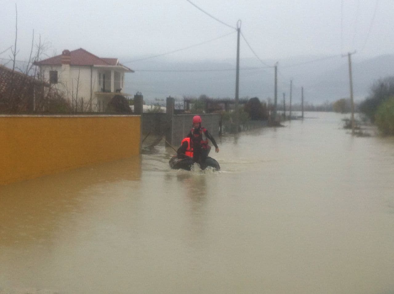 Komiteti i Emergjencave: Rëndohet situata nga përmbytjet. Evakuime në Vlorë e Berat