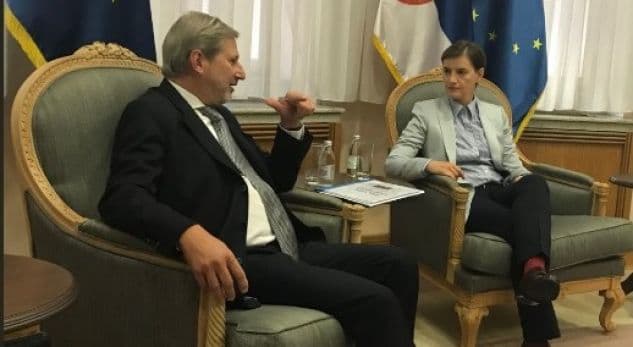 Hahn diskuton me kryeministren serbe për Kosovën gjatë vizitës së tij në Beograd