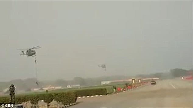Ushtarët bien nga helikopteri pasi këputet litari (VIDEO)