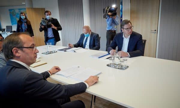 Qeveria e Kosovës konfirmon marrjen e ftesës për takimin e rradhës me Serbinë