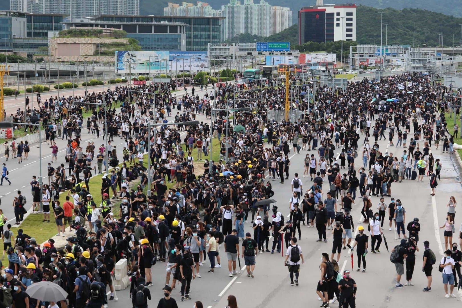Hong-Kong, demonstruesit mbërrijnë në aeroport