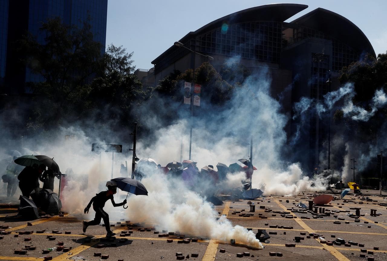 Hong-Kong, protestuesit me shigjeta, kapsolla dhe bomba molotov kundër policisë (VIDEO)