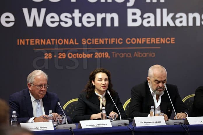 Konferenca mbi politikën e SHBA në Ballkanin Perëndimor/ Moses-Ones: Shqipëria përkrah vlerat perëndimore, i ka thënë jo ndikimeve të tjera (VIDEO)