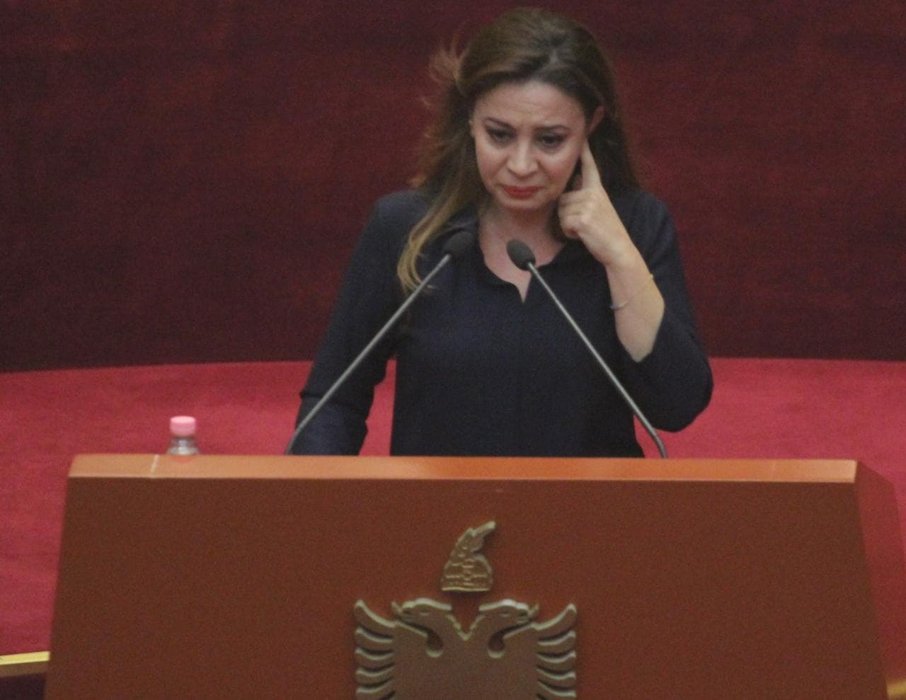 Tërmeti, deputetet përloten në foltoren e Parlamentit