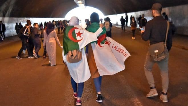 Algjerianët mblidhen në një tjetër protestë të madhe kundër presidendit Bouteflika