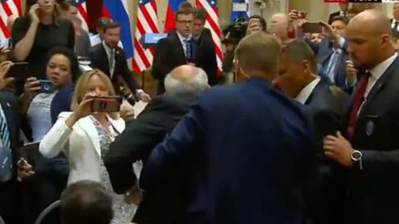 Incident në konferencën për media të Trump dhe Putin, nxirret jashtë me forcë gazetari (VIDEO)