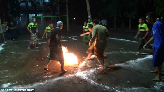 Ndodh në Indonezi, adoleshentët luajnë futbollin më ekstrem (VIDEO)