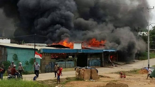 Rreth 250 të burgosur arritën të arratisen nga burgu i djegur në Indonezi