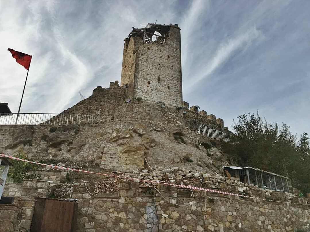 Ministria e Kulturës: Kalaja e Krujës dhe ajo e Prezës, rrezik për vizitorët