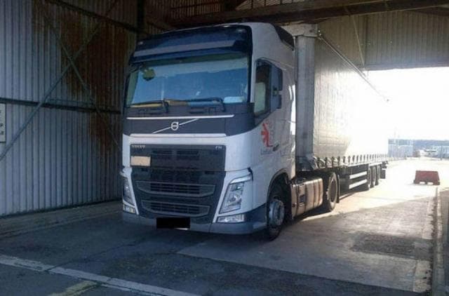 Drogë me kamion drejt Maqedonisë, kapen 370 kg kanabis në doganën e Bllatës (VIDEO)