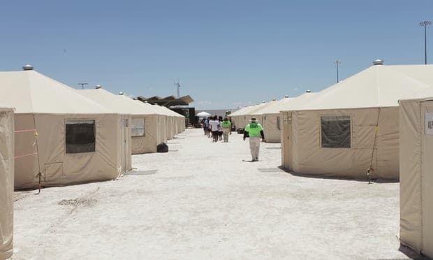"Ndarjet familjare dëmtojnë fëmijët", thotë menaxheri i kampit të emigrantëve në Teksas