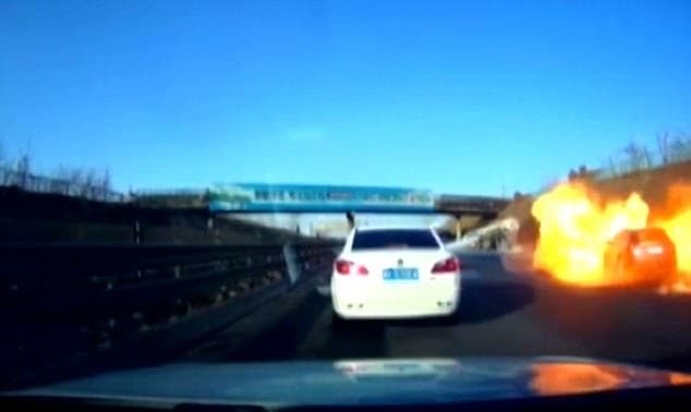 Autostrada përfshihet nga flakët në Kinë, panik tek shoferët (VIDEO)