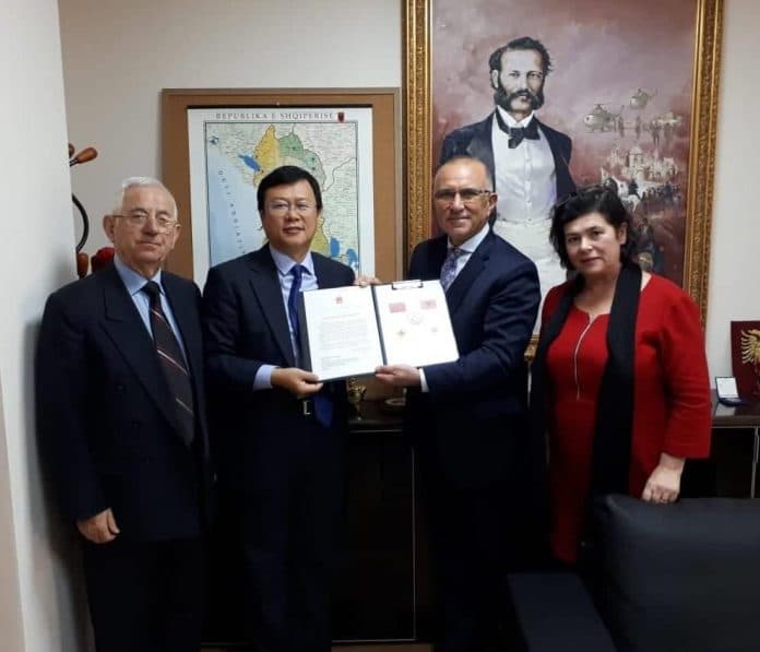 Kryqi i Kuq Kinez dhuron 100 mijë dollarë për të prekurit nga tërmeti