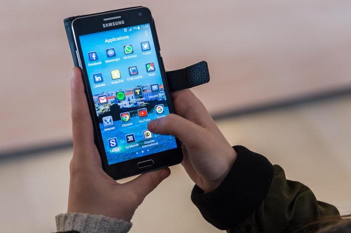 Koreja e Veriut përgjon dezertorët dhe gazetarët nëpëmjet smartfonëve