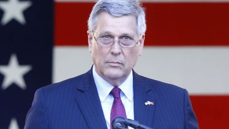 Ambasadori amerikan në Prishtinë: Kriminelët e luftës nuk e kanë vendin në Qeverinë e Kosovës