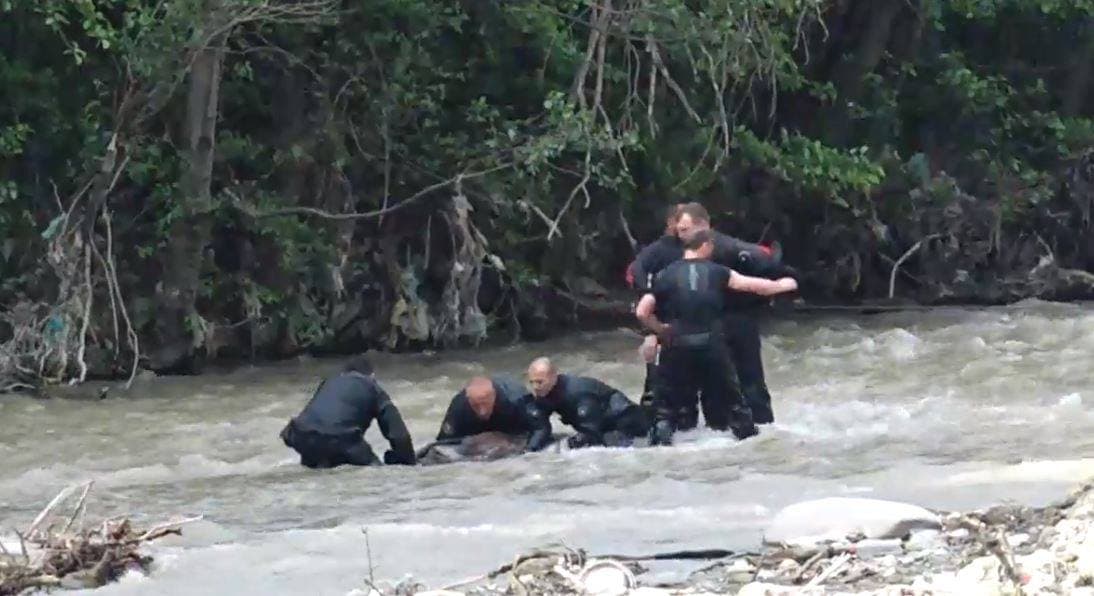 Gjendet njëri nga trupat e policëve të zhdukur në Kosovë (VIDEO)