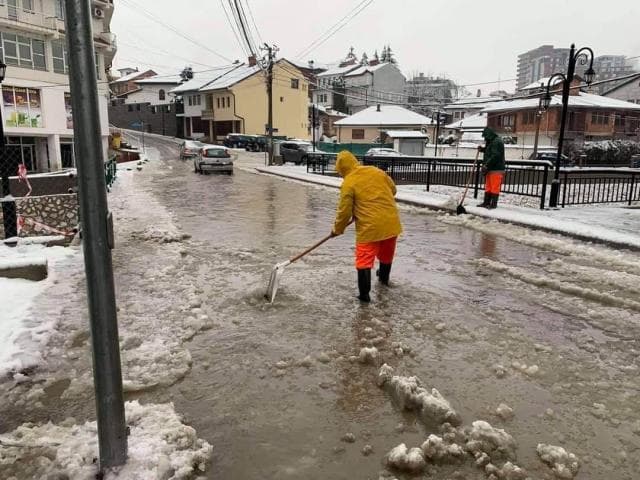 Reshjet në Kosovë pritet të vijojnë me intensitet, situatë e rënduar në Dukagjin