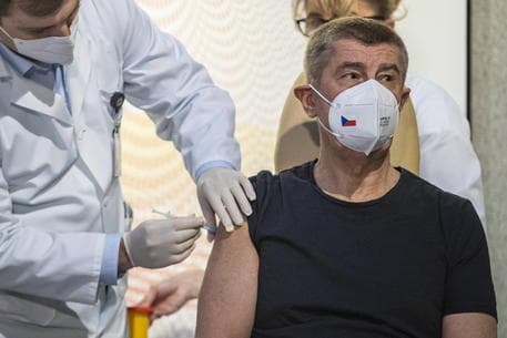 Europa nis vaksinimin, kryeministri çek ndër të parët që merr vaksinën