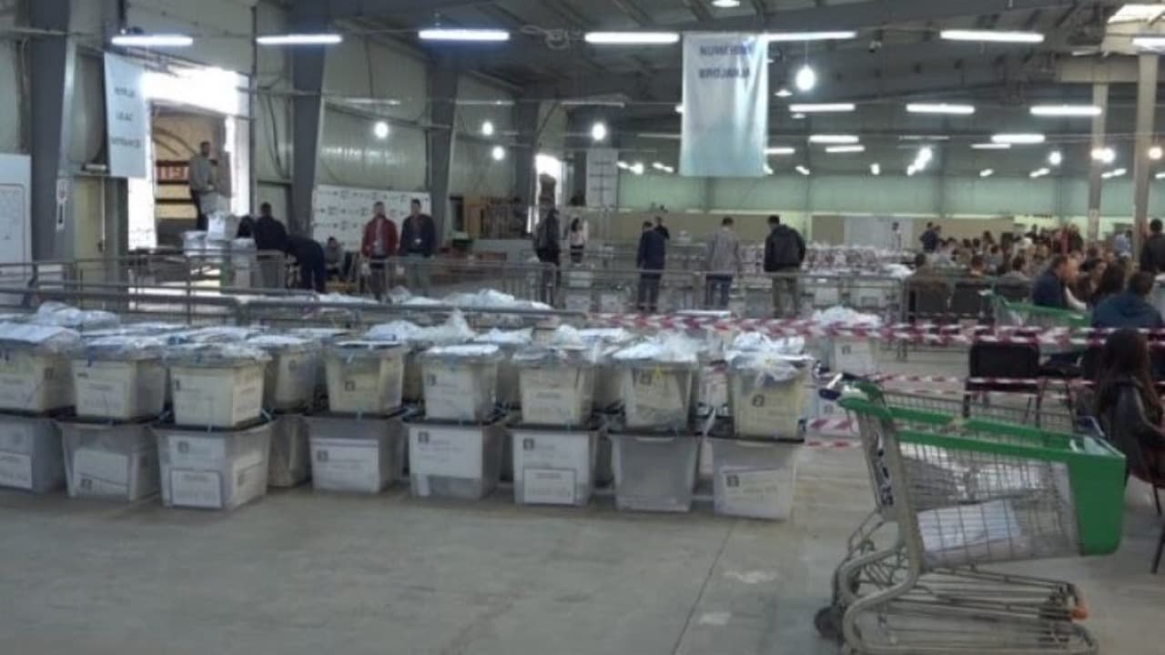 Kosovë, 26 zyrtarë të helmuar nga kutitë serbe të votimit (VIDEO)