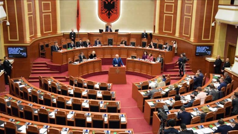 Opozita bojkoton seancën: Të anulohet votimi për teatrin (VIDEO)
