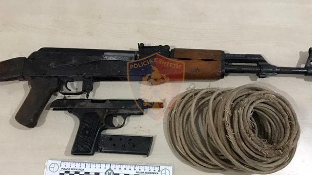 Qëlluan me breshëri automatiku ndaj një makine, arrestohen dy të rinj