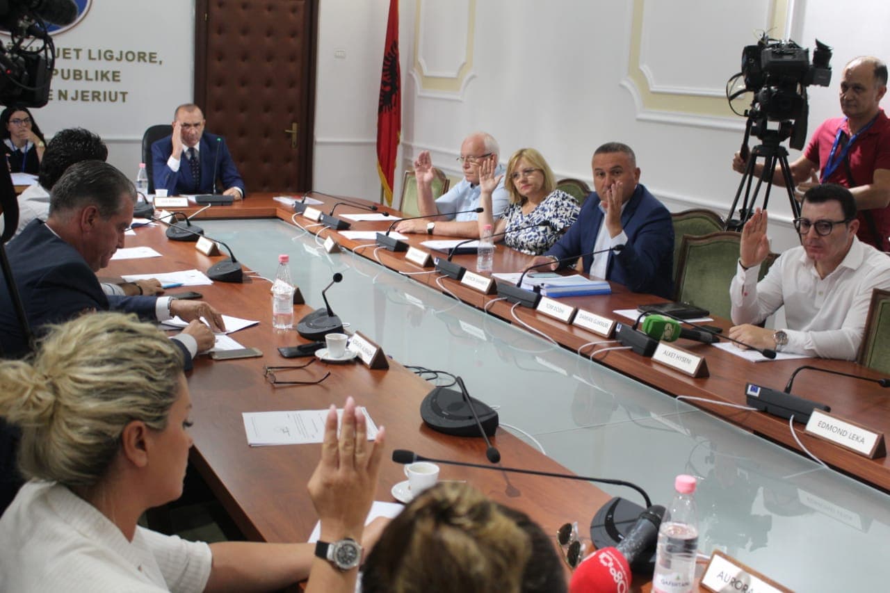 Komisioni i Ligjeve rrëzon një tjetër dekret të Metës (VIDEO)