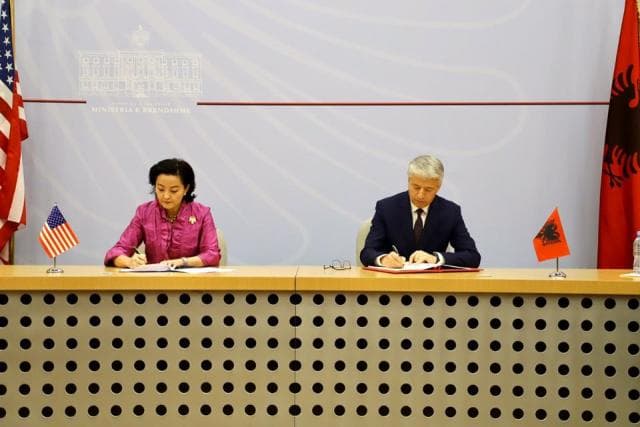 Shqipëri -SHBA zgjerojnë bashkëpunimin në luftën kundër terrorizmit/ Marrëveshje për të dhënat e pasagjerëve