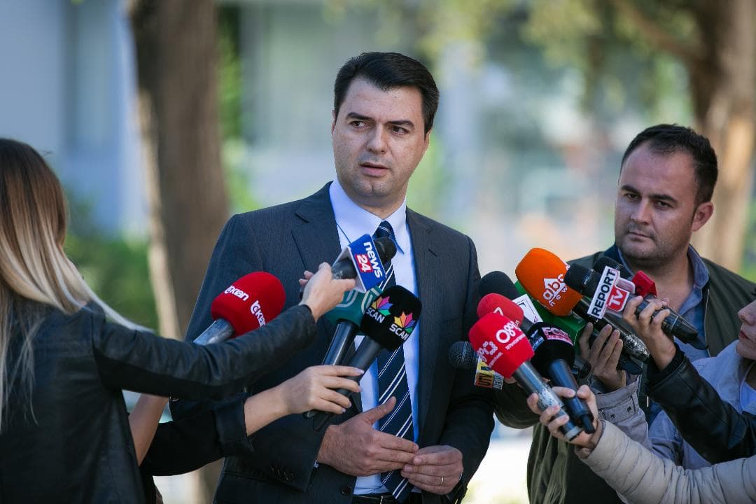 "Kryeprokurori" /Basha urdhër nga Anglia: Nesër mbledhje, asnjë deputet të mos mungojë