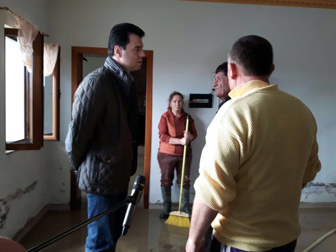 Banorët e përmbytur në Fushë-Krujë ankohen tek Basha për vonesën e ndihmave