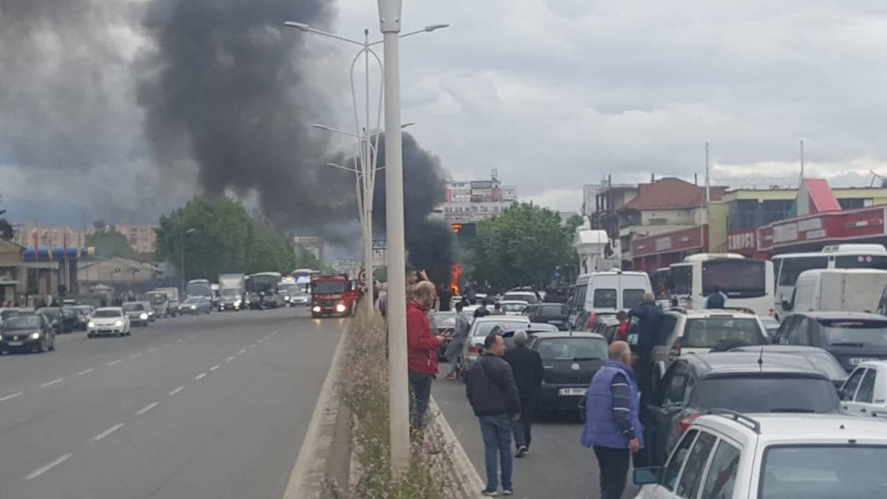 Një makinë merr flakë në rrethrrotullimin e Doganës (FOTO)