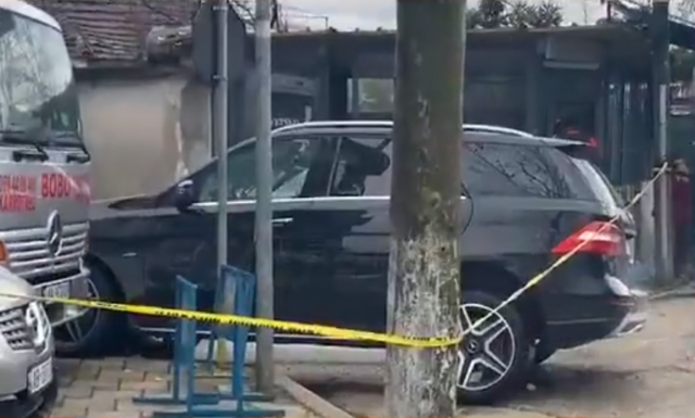 Fier, ekzekutohet me armë zjarri një person brenda në makinë (VIDEO)