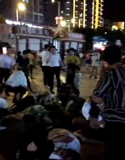 Kinë, makina futet në një shesh me këmbësorë, 9 të vdekur e 43 të plagosur