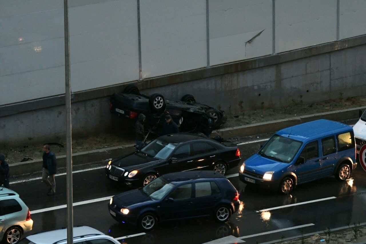Dy aksidente në Tiranë, makina përlas taksin te rruga e Durrësit, tek Botaniku makina përmbys