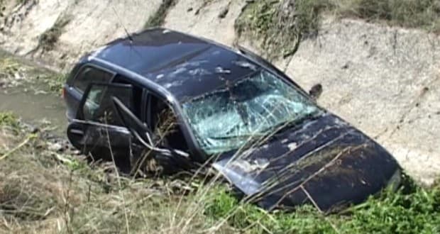 Aksident në aksin Levan-Tepelenë, makina bie në kanal, 3 persona humbin jetën