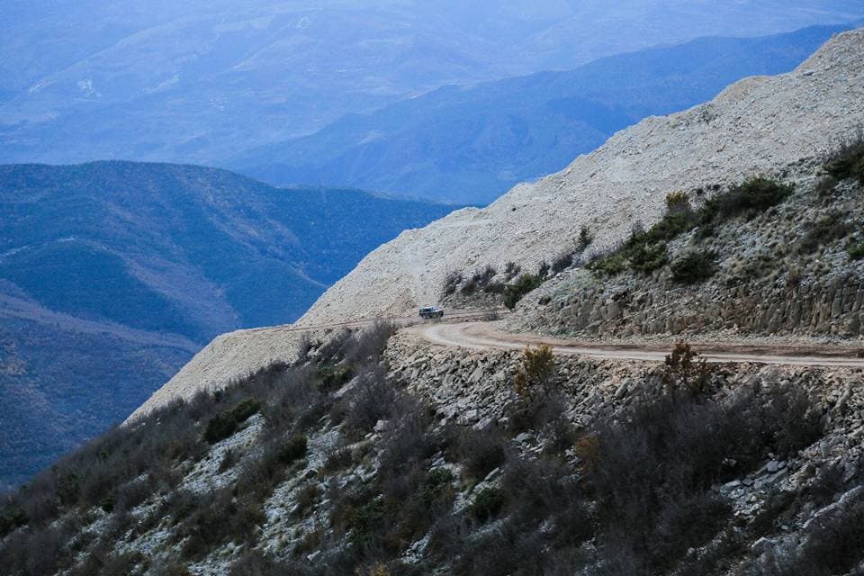 Pesë persona nga Tirana bllokohen në malin e Tomorit, niset një helikopter për ndihmë