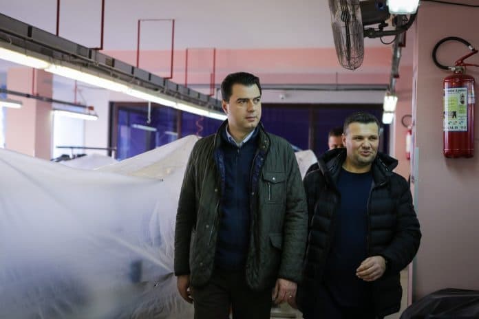 Basha viziton bizneset e prekura nga tërmeti në Durrës, dëmi me qindra mijëra euro (VIDEO)