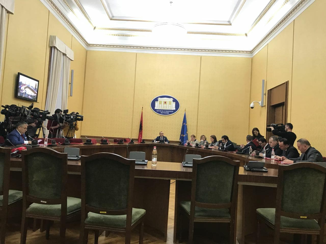 "Ligjet" nisin dëgjesën me kandidatët për kryeprokuror, mungon opozita