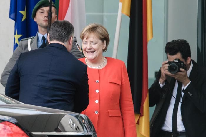 Orban takohet me Merkel: Emigrantët çoji në Greqi