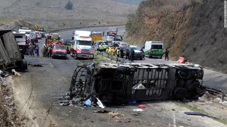 23 të vdekur nga përplasja e një autobusi në Meksikë