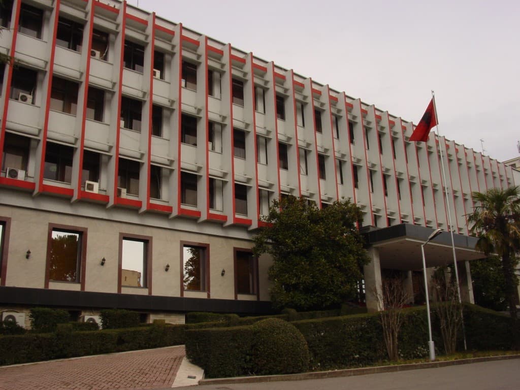 Maqedonia e Veriut, Tirana zyrtare përshëndet ndryshimet kushtetuese